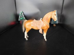 palamino horse hk side view